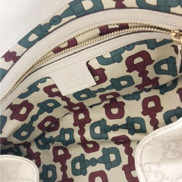Gucci White Shoulder Bag with Gold Emblem - Picture 5 of 10